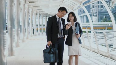 Yürüyüş ve kontrol üstünde smartphone harita iş arkadaşları