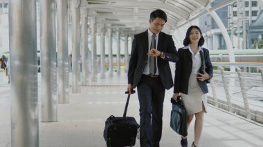 Akıllı bir adam ve güzel kadın acele saat içinde yürüyüş sırasında söz