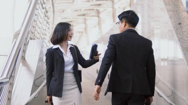 İşkadını selamlar oppos içinde giderken işadamıydı