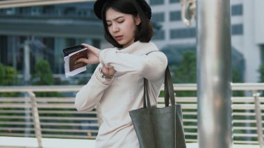 Güzel kadın kol saati yandan nokta toplantıda arıyor