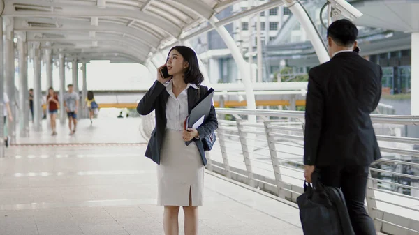 Asian pretty business woman talking with smartphone on modern br — Stock Photo, Image