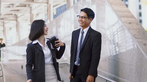 Asian young business people laugh together — Stock Photo, Image