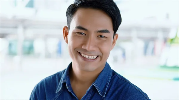 肖像亚洲英俊男子看着相机和微笑 — 图库照片