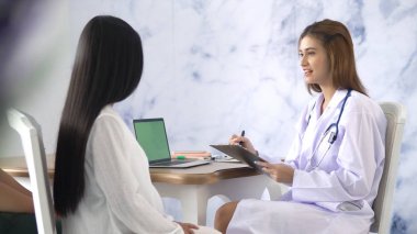 Erkek Doktor muayene odasında hamile genç ile konuşmak