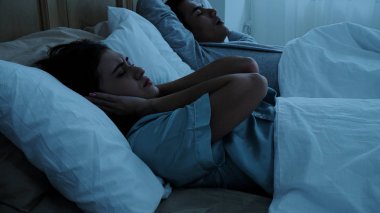 Şu tatlı kadına kocası horlama nedeniyle kulakları kapatın