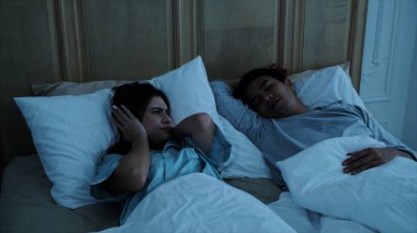 Şu tatlı kadına horlama kocası yüzünden uyuyamıyorum