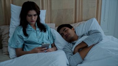 Genç kadın telefon koca uyku süre oynama