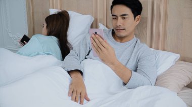 Genç evli çift yatağa sohbet smartphone kullanılan