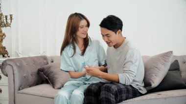 Genç koca memnun oldu karısı hamile