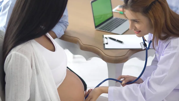 Giovane medico che ascolta il battito cardiaco del bambino — Foto Stock