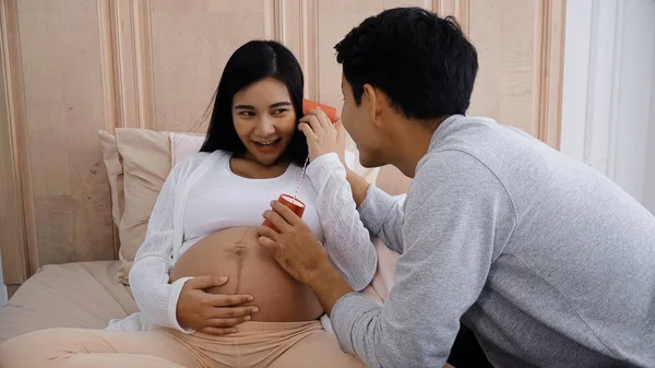 El padre hablando y jugando con puede telefonear en el vientre embarazada —  Fotos de Stock