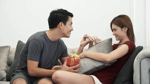 O jovem casal conversa para reconciliar e feliz juntos — Fotografia de Stock