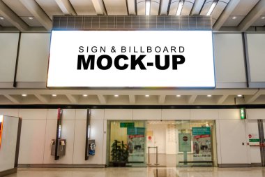 Koridorun tavanından sarkan büyük reklam panosu çerçevesini düzenle