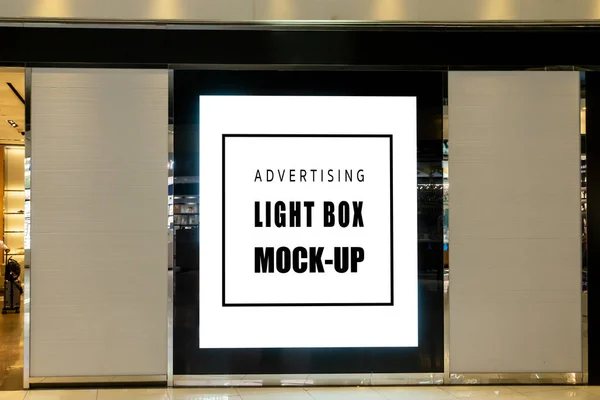 Maqueta de caja de luz vertical en blanco en el panel de la tienda — Foto de Stock