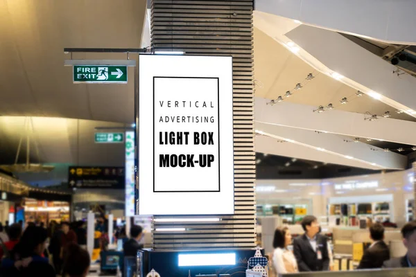 Finge la caja de luz vertical en el polo de la súper tienda — Foto de Stock
