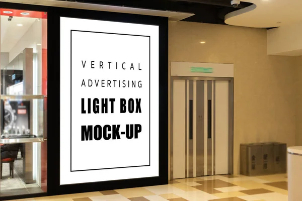 Falsa caja de luz vertical en blanco en el edificio moderno — Foto de Stock