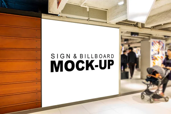 Mock up blanco billboard bij metrostation op metro — Stockfoto