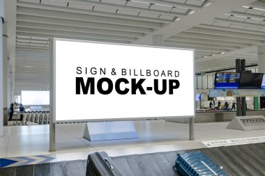 Perspektif, havaalanı terminalinde bagaj teslim noktasında kırpma yolu olan boş büyük yatay ilan panosu, reklam veya kamuya açık bilgi için boş alan, reklam konsepti
