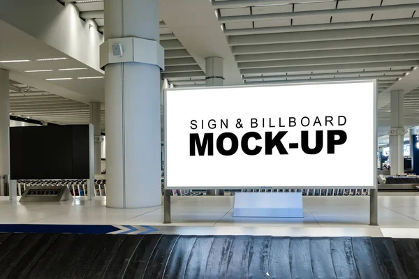 Perspective Mock White Large Horizontal Billboard Clipping Path Baggage Claim — Fotografia de Stock