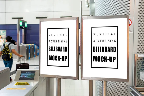 Дві Порожні Вертикальні Рекламні Щити Рамці Нержавіючої Сталі Відсічним Контуром — стокове фото
