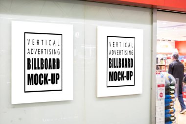 Showroom 'daki cam duvara boş tabela yap.