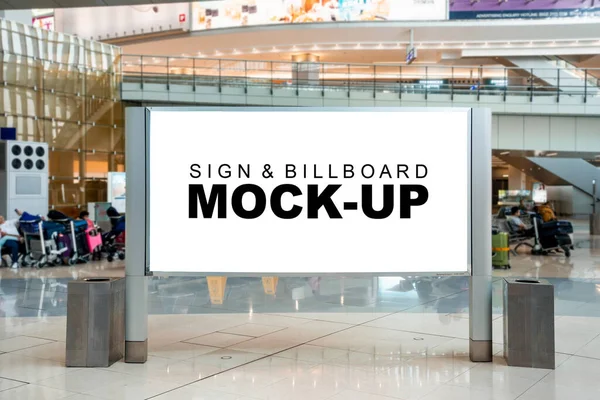 Simular gran anuncio publicitario en blanco en la sala del aeropuerto — Foto de Stock