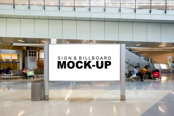 Simular gran anuncio publicitario en blanco en la sala del aeropuerto — Foto de Stock