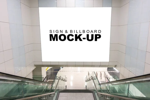 Mock up publicidade tabuleta sobre em passarelas na estação — Fotografia de Stock