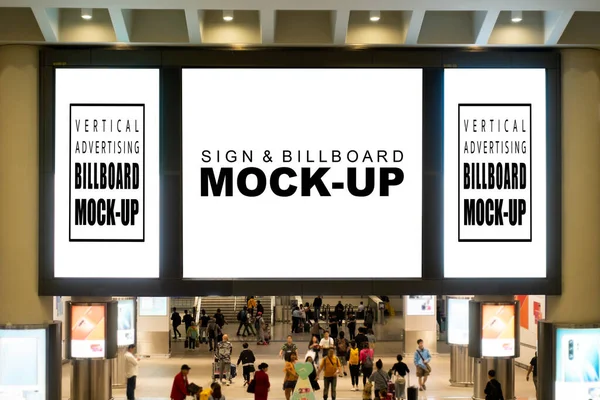 Mock up outdoor em branco no teto sobre a passagem do aeroporto termi — Fotografia de Stock