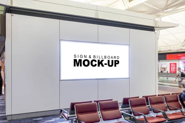 Mock up cartelera horizontal en blanco en la sala del aeropuerto — Foto de Stock