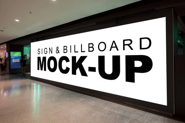 Mock up cartelera horizontal en blanco en la pared en el centro comercial — Foto de Stock