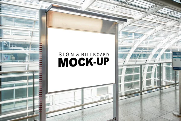Mock Perspectiva Publicidade Vertical Branco Outdoor Tabuleta Com Caminho Recorte — Fotografia de Stock