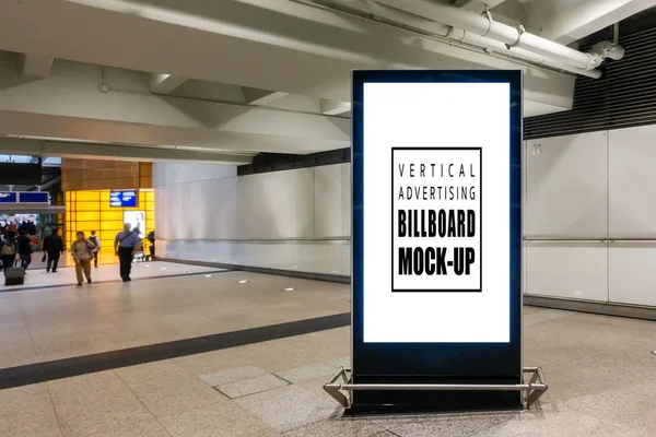Falešná Perspektiva Prázdný Svislý Billboard Výstřižkovou Dráhou Kovovém Rámu Průchodu — Stock fotografie