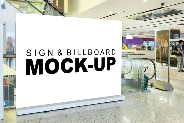 Mock up grande outdoor horizontal em branco em pé perto escada rolante — Fotografia de Stock