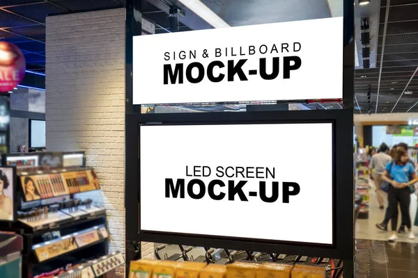 Mock up tabuleta e tela de LED na loja de cosméticos — Fotografia de Stock