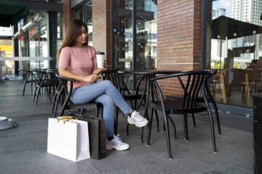 Beyaz kağıt alışveriş torbası üzerinde boş ekranı olan genç, güzel bir kadın kırpma yolu ile modellenir, alışveriş torbası üzerinde boş bir alan olur logo ya da reklam için grafik yerleştirilir, kopyalama alanı oluşturulur.