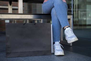 Beyaz kağıt alışveriş torbası üzerinde boş ekranı olan genç, güzel bir kadın kırpma yolu ile modellenir, alışveriş torbası üzerinde boş bir alan olur logo ya da reklam için grafik yerleştirilir, kopyalama alanı oluşturulur.