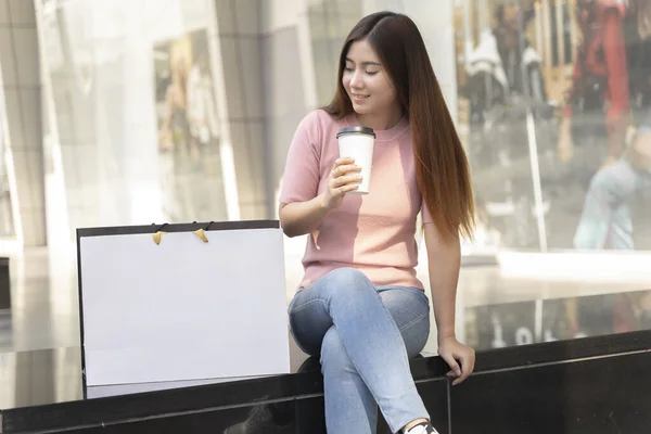 Jonge Mooie Vrouw Met Blanco Scherm Wit Papier Boodschappentas Mock — Stockfoto