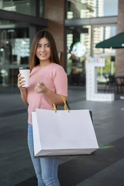 Jonge Vrouw Met Twee Tassen Mockup Blanco Zeefpapier Boodschappentas Met — Stockfoto