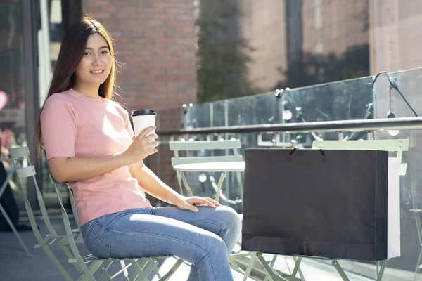 Young Pretty Woman Blank Screen White Paper Shopping Bag Mock — Stock Photo, Image