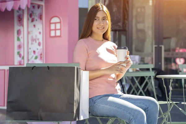 Beyaz Kağıt Alışveriş Torbası Üzerinde Boş Ekranı Olan Genç Güzel — Stok fotoğraf