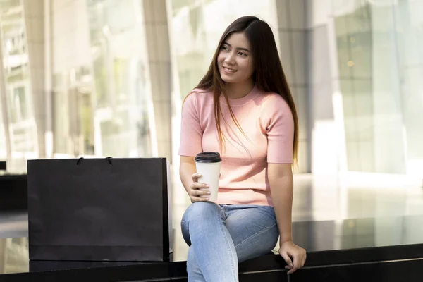 Jonge Mooie Vrouw Met Blanco Scherm Wit Papier Boodschappentas Mock — Stockfoto