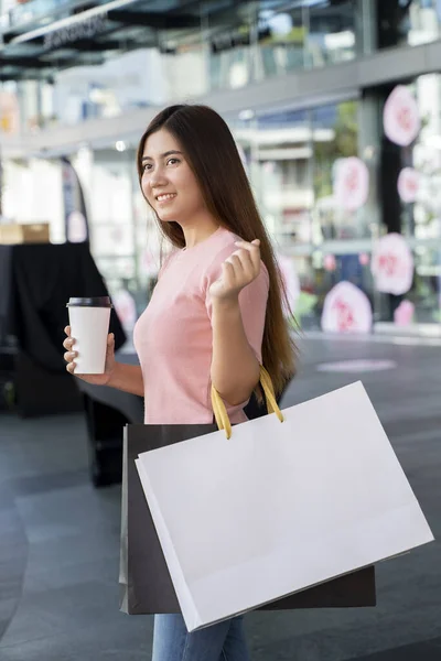 Jonge Vrouw Met Twee Tassen Mockup Blanco Zeefpapier Boodschappentas Met — Stockfoto