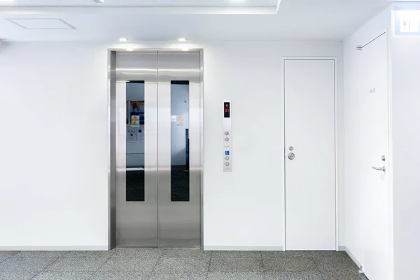 현대식 건물에 엘리베이터 출입문 근처에 사진을 있거나 그래픽 디자인 삽입하고 — 스톡 사진