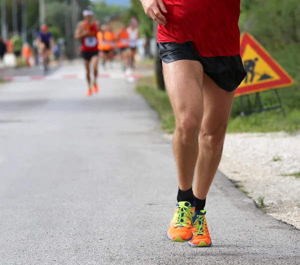 Мускулистый бегун во время марафонской гонки — стоковое фото