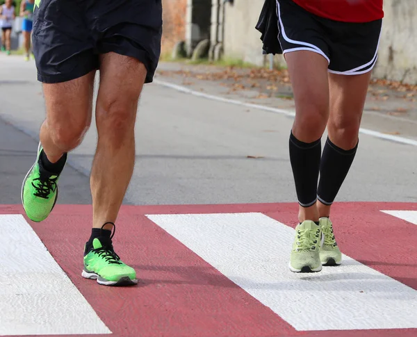 Corredores durante una carrera de maratón en la ciudad en una cruz peatonal — Foto de Stock