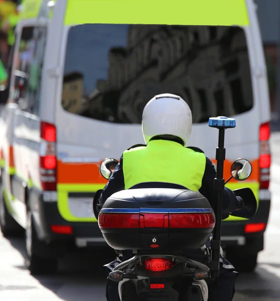 Politie motor met blauwe sirene en ambulance — Stockfoto