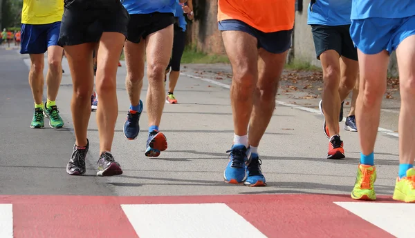 Corridori veloci durante una gara di maratona in città su un pedone — Foto Stock