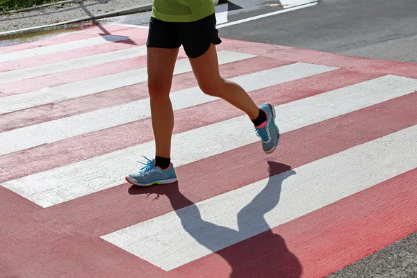 A verseny a gyalogos átkelés során sportoló runner — Stock Fotó