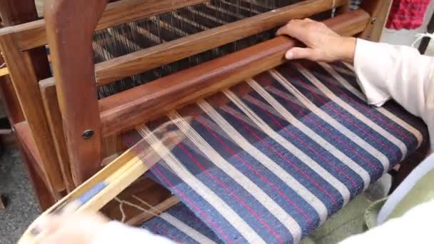 Geschoolde vakman weeft een stof met een oude hand loom — Stockvideo